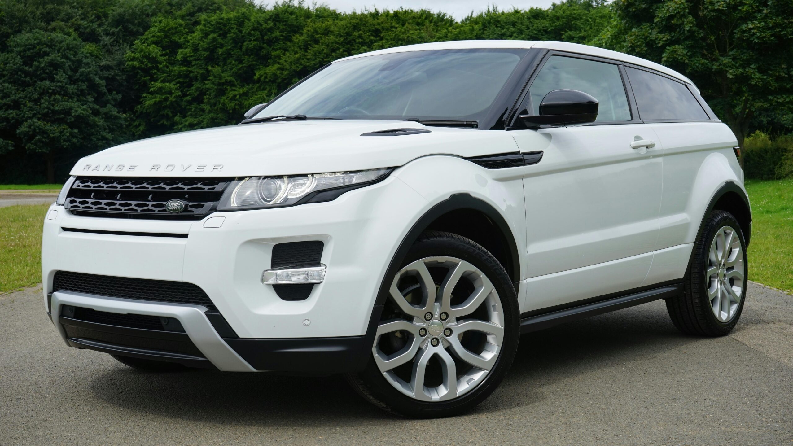 pexels-mikebirdy-116675 White Range Rover SUV parked on pavement near green trees — ideal candidate for interior car detailing in West Plains, MO.